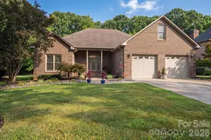 725 Hanna Woods Dr, Cramerton, NC 28032 - Photo 2