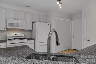 4818 Whistling Oak Ct, Charlotte, NC 28269 - Photo 10