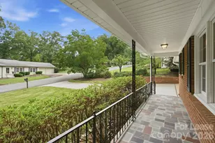 926 Shady Bluff Dr, Charlotte, NC 28211 - Photo 2