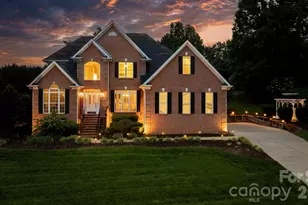 1025 N Shore Dr, Hickory, NC 28601 - Photo 1