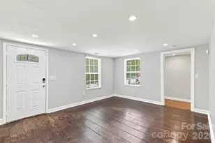 922 Ambassador St, Charlotte, NC 28208 - Photo 2