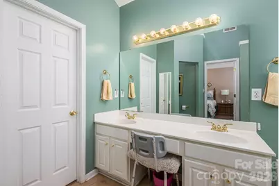 11132 Chastain Parc Drive, Charlotte, NC 28216 - Photo 14