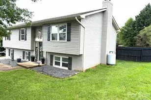1772 Woodridge Cir, Hickory, NC 28602 - Photo 2
