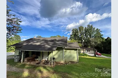 1102 Regal Place NW, Lenoir, NC 28645 - Photo 4