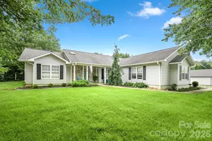 403 W Coventry Dr, Franklin, NC 28734 - Photo 1