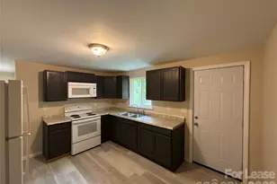 2700 Capitol Dr, Charlotte, NC 28208 - Photo 6