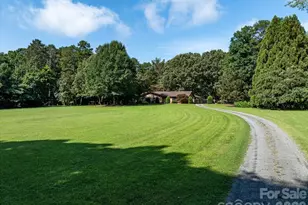 3825 Hoodridge Ln, Charlotte, NC 28227 - Photo 2