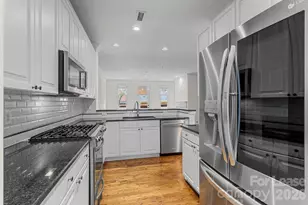 1192 Hampton Gardens Ln, Charlotte, NC 28209 - Photo 10