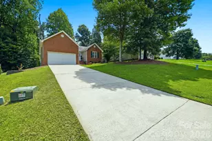 1008 Raywood Ct, Matthews, NC 28104 - Photo 2