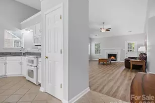 607 Oakbluff Cir, Charlotte, NC 28216 - Photo 4