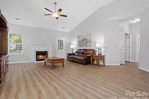 607 Oakbluff Cir, Charlotte, NC 28216 - Photo 6