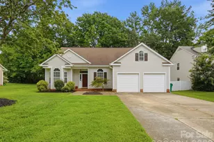 607 Oakbluff Cir, Charlotte, NC 28216 - Photo 2