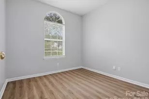 607 Oakbluff Cir, Charlotte, NC 28216 - Photo 18