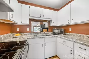 521 Courtwood Ln, Hendersonville, NC 28739 - Photo 8