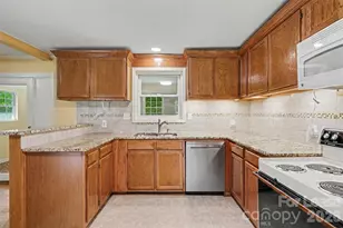 7017 Linda Lake Dr, Charlotte, NC 28215 - Photo 6