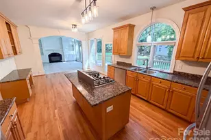 10124 Windtree Ln, Charlotte, NC 28215 - Photo 2