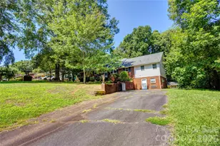 6733 Burkandt Rd, Charlotte, NC 28227 - Photo 2