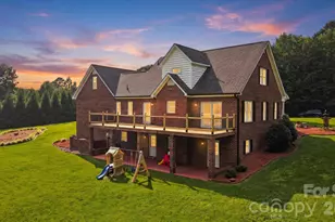 85 Charleston Ct, Hickory, NC 28601 - Photo 2