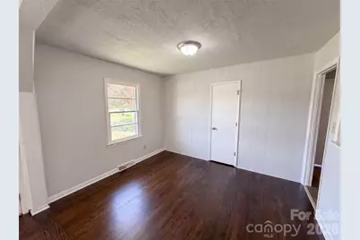 310 W Indiana Avenue, Bessemer City, NC 28016 - Photo 4