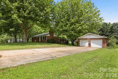 2613 26th Avenue NE, Hickory, NC 28601 - Photo 2