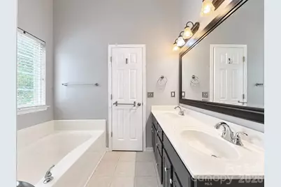 8946 Meadowmont View Drive, Charlotte, NC 28269 - Photo 18