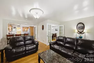 5218 Dolphin Ln, Charlotte, NC 28215 - Photo 14