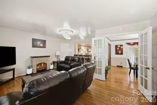 5218 Dolphin Ln, Charlotte, NC 28215 - Photo 12