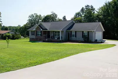2422 23rd Street Drive NE, Hickory, NC 28601 - Photo 2