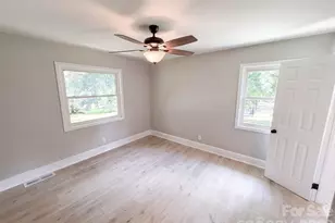 8519 Denbur Dr, Charlotte, NC 28215 - Photo 4