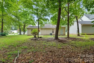 610 Pennwood Ln, Charlotte, NC 28215 - Photo 18
