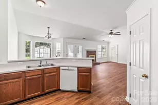 739 Oakbluff Cir, Charlotte, NC 28216 - Photo 18