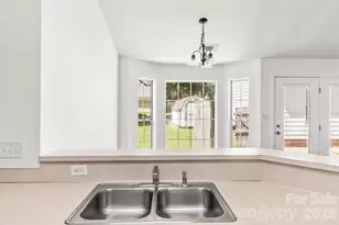 739 Oakbluff Cir, Charlotte, NC 28216 - Photo 20