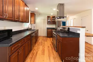 1009 Sharon Ridge Rd, Fairview, NC 28730 - Photo 6