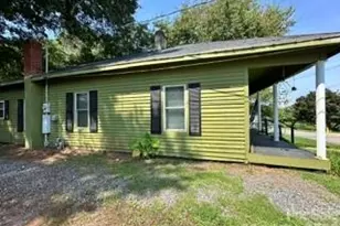 303 W B St, Newton, NC 28658 - Photo 2