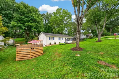 1063 14th Avenue NW, Hickory, NC 28601 - Photo 2