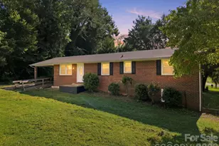 1021 S Caldwell Ave, Newton, NC 28658 - Photo 2