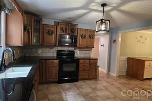 8979 Twin Lake Dr, Kernersville, NC 27284 - Photo 6