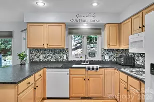 25 Weston Heights Dr, Asheville, NC 28803 - Photo 12
