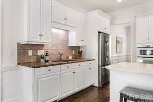 221 Crownsgate Ct, Charlotte, NC 28207 - Photo 10
