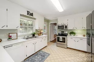 224 Lyndale Rd, Hendersonville, NC 28739 - Photo 2