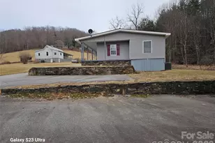 656 Water St, Bakersville, NC 28705 - Photo 2