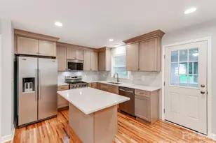 3326 Bonneville Dr, Charlotte, NC 28205 - Photo 12