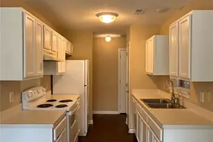 7037 Breeders Cup Cir, Charlotte, NC 28215 - Photo 6