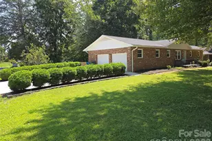 1690 26th St NE, Hickory, NC 28601 - Photo 1