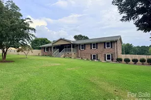 613 W Doc Garris Rd, Lancaster, SC 29720 - Photo 2