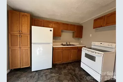 142 E Catawba Avenue, Mount Holly, NC 28120 - Photo 4