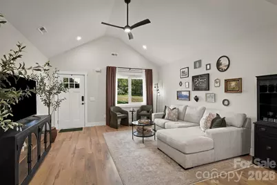 1013 37th Street SW, Hickory, NC 28602 - Photo 2