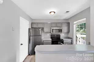 6315 Windsor Gate Ln, Charlotte, NC 28215 - Photo 2
