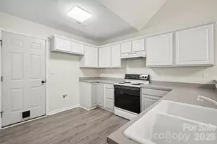 10424 Green Hedge Ave, Charlotte, NC 28269 - Photo 8