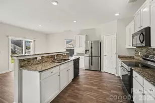 8411 Highgate Dr, Charlotte, NC 28215 - Photo 10